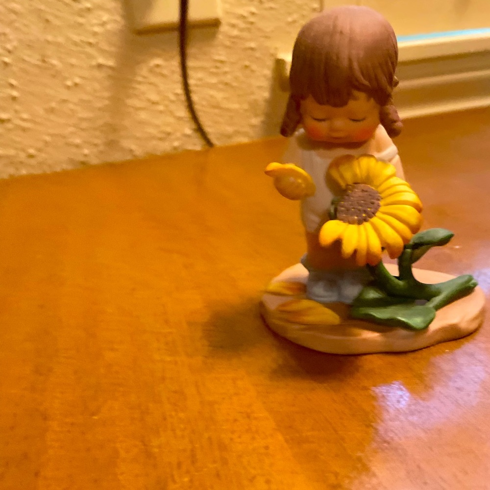 The Heirloom Tradition Porcelain Figurine Loves Me, Loves Me Not